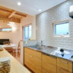 キッチンは『ウッドワン・ニュージーパイン』無垢の扉
